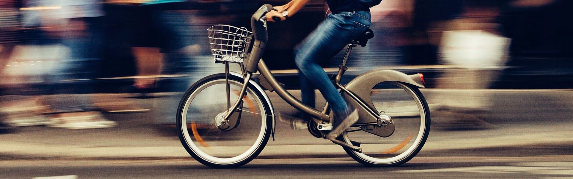 Mann fährt Fahrrad auf einer Straße in der Stadt