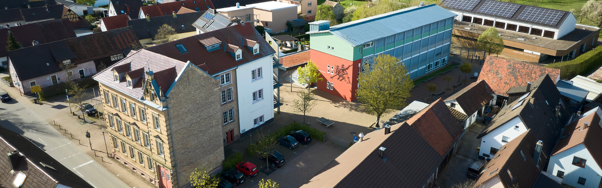 Luftaufnahme Ortsmitte mit Bürgerhaus Alte Schule, Karl-Julius-Späth-Grundschule und Turn- und Festhalle