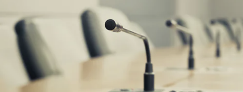 Bild von professionellen Besprechungsmikrofonen in einem Besprechungs- oder Konferenzraum, als Symbolbild für Gemeinderatssitzungen