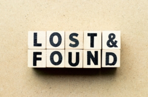 Holzwürfel bedruckt mit einzelnen Buchstaben, die die Wörter "Lost and Found" zeigen